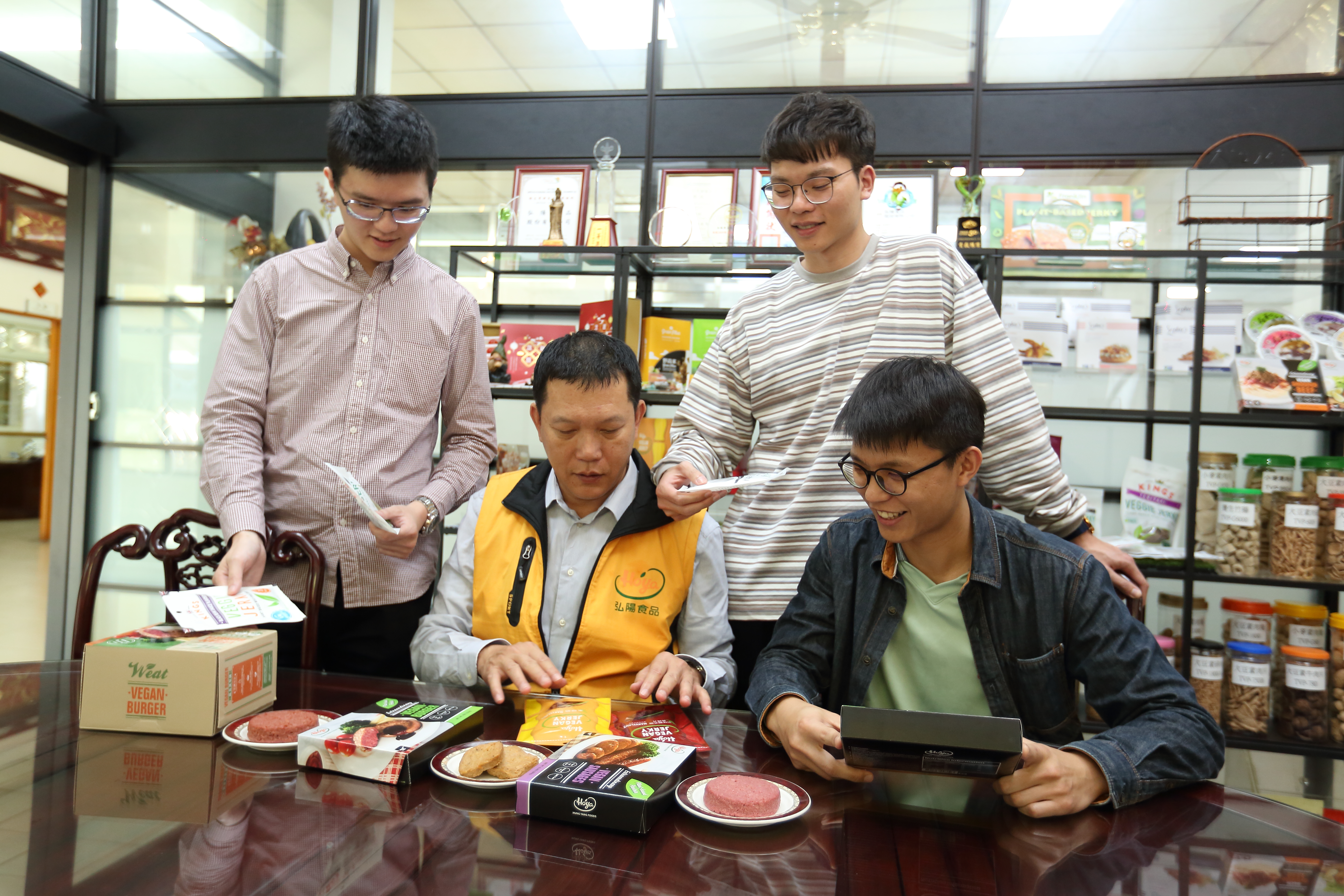 謝奇峯（左2）的三個兒子全進弘陽幫忙，希望品牌能更年輕化，不再侷限於素食的定位。