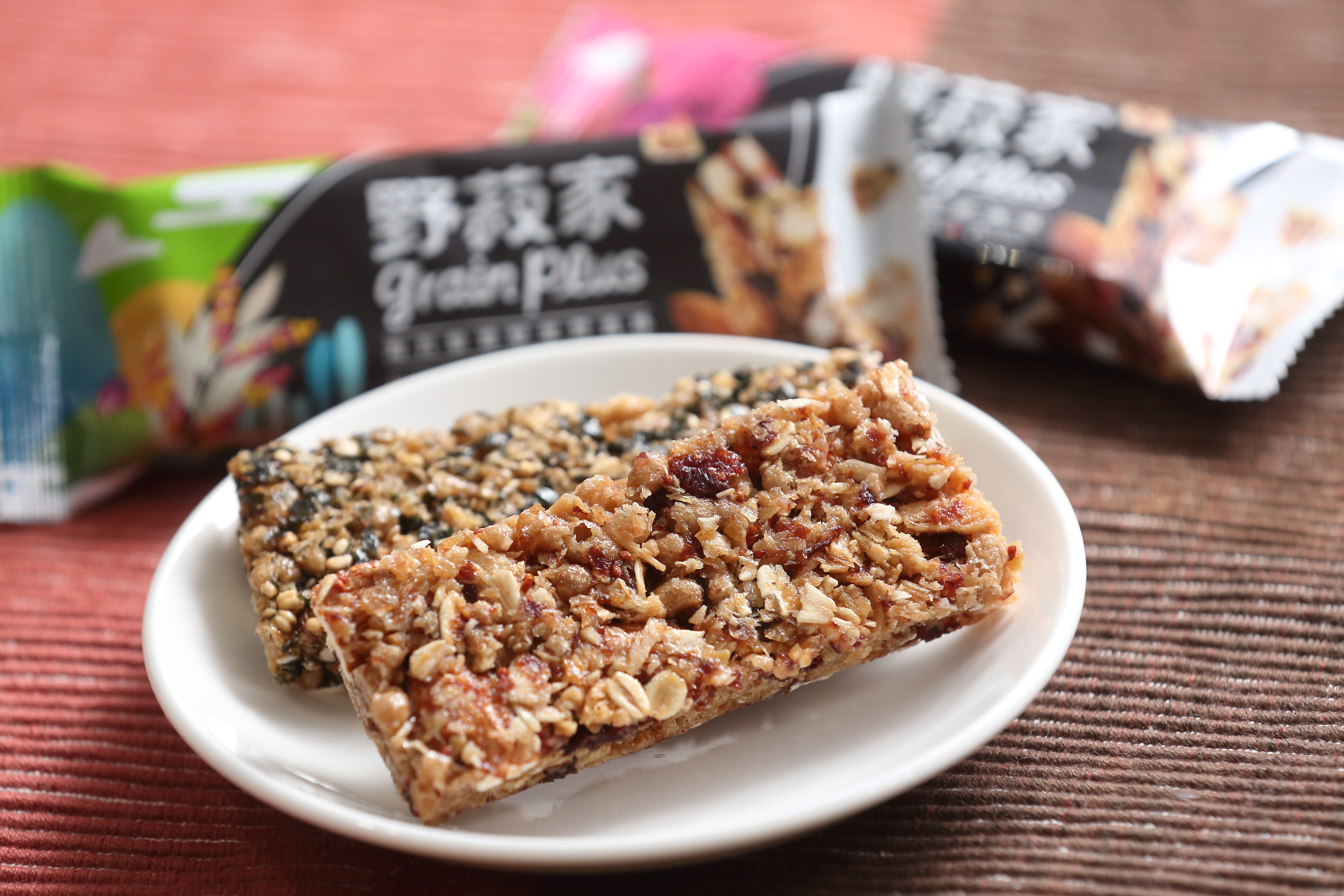 弘陽的營養棒幾乎為穀物，甜度低且有飽足感，成為馬拉松跑者與減肥族群的最愛。（39元/支）