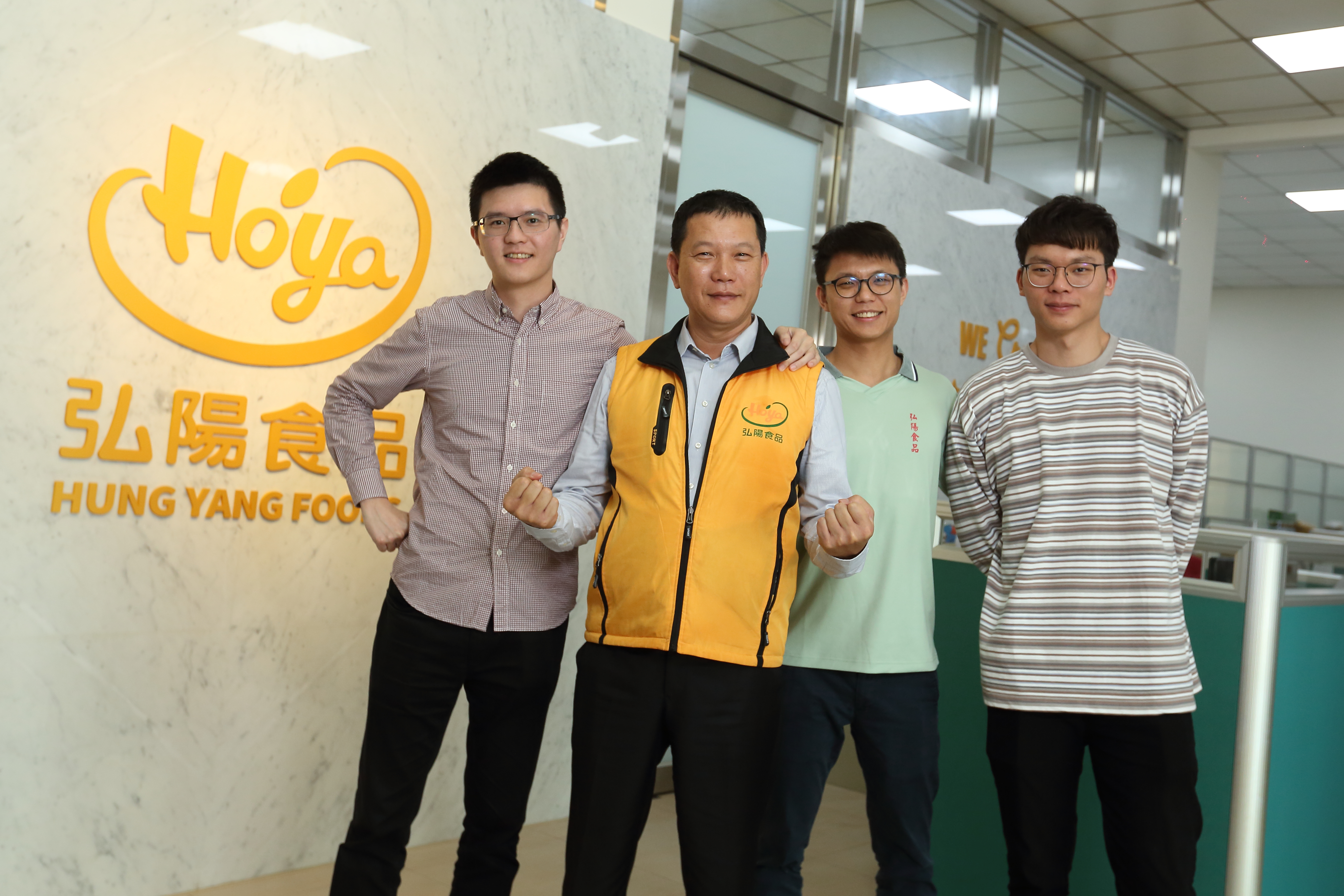 謝奇峯（左2）年輕時不愛念書，也不會硬性要求兒子課業，但他一直當學校家長會長，變相讓兒子沉浸在念書的氛圍裡。