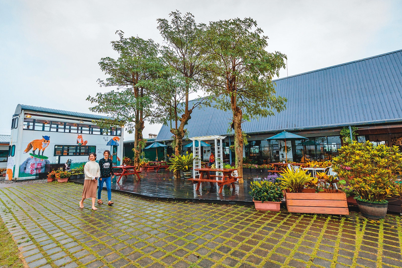 位在宜蘭礁溪的親子餐廳「幸福時光Happy Time」有個廣大的庭院，種植各式花草植栽。