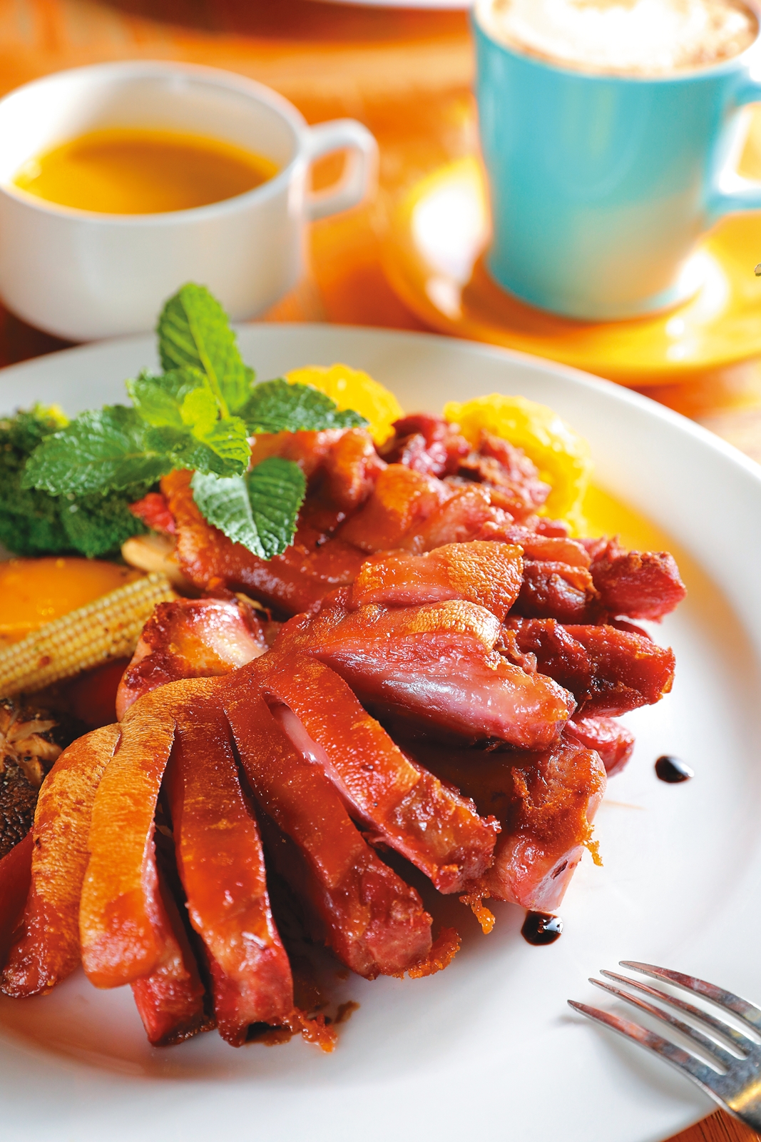 店裡的招牌「德國豬腳」外皮酥脆、肉質軟嫩度剛剛好。（480元／份）