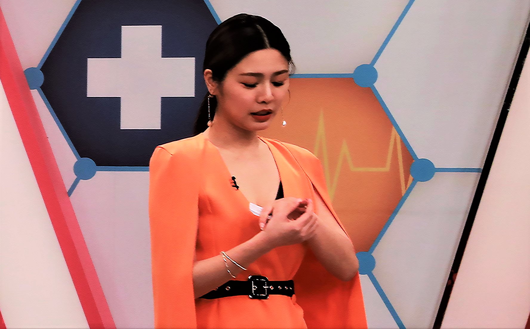 主持人白家綺自行按起促進性欲的穴道直喊「好痛」。（民視提供）