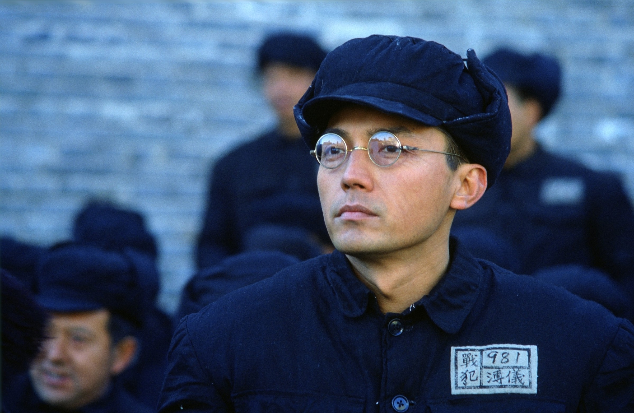 溥儀在日本戰敗後欲逃跑,中途被蘇聯軍隊逮捕,成了戰犯,在戰犯管理所改造10年才被特赦釋放。(甲上娛樂)