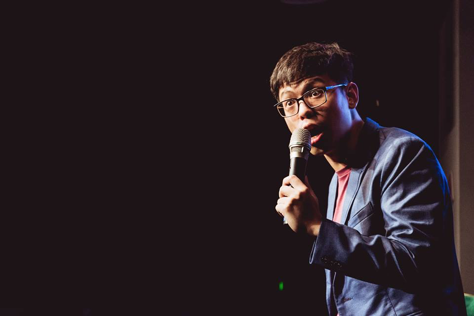 微笑丹尼表示，表演過程要隨時視現場狀況做出即時反應，帶動氣氛。（二三喜劇俱樂部提供）