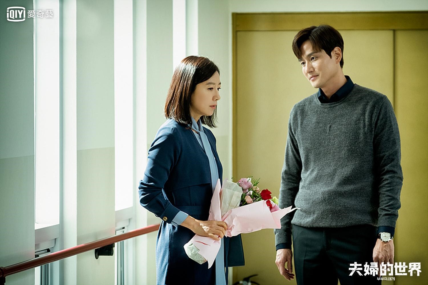 金喜愛（左）在《夫婦的世界》第一集就發現老公朴海俊（右）外遇。（愛奇藝台灣站提供）