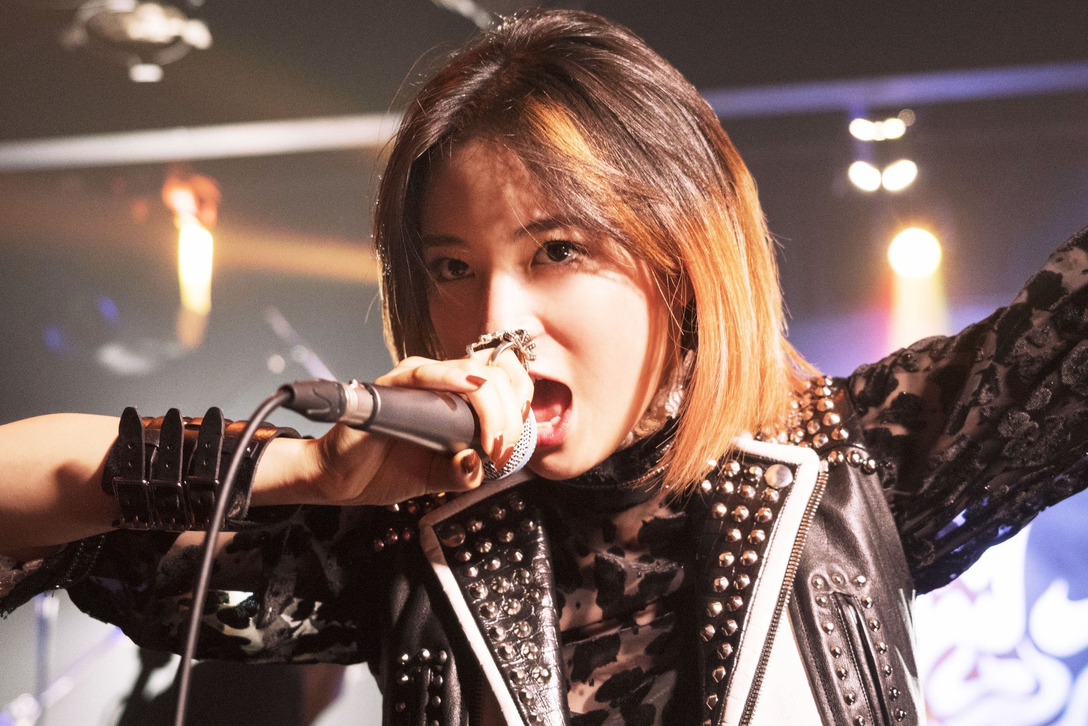 廣瀨鈴過去形象甜美可愛，新片裡卻叛逆又靠北。（双喜電影提供）