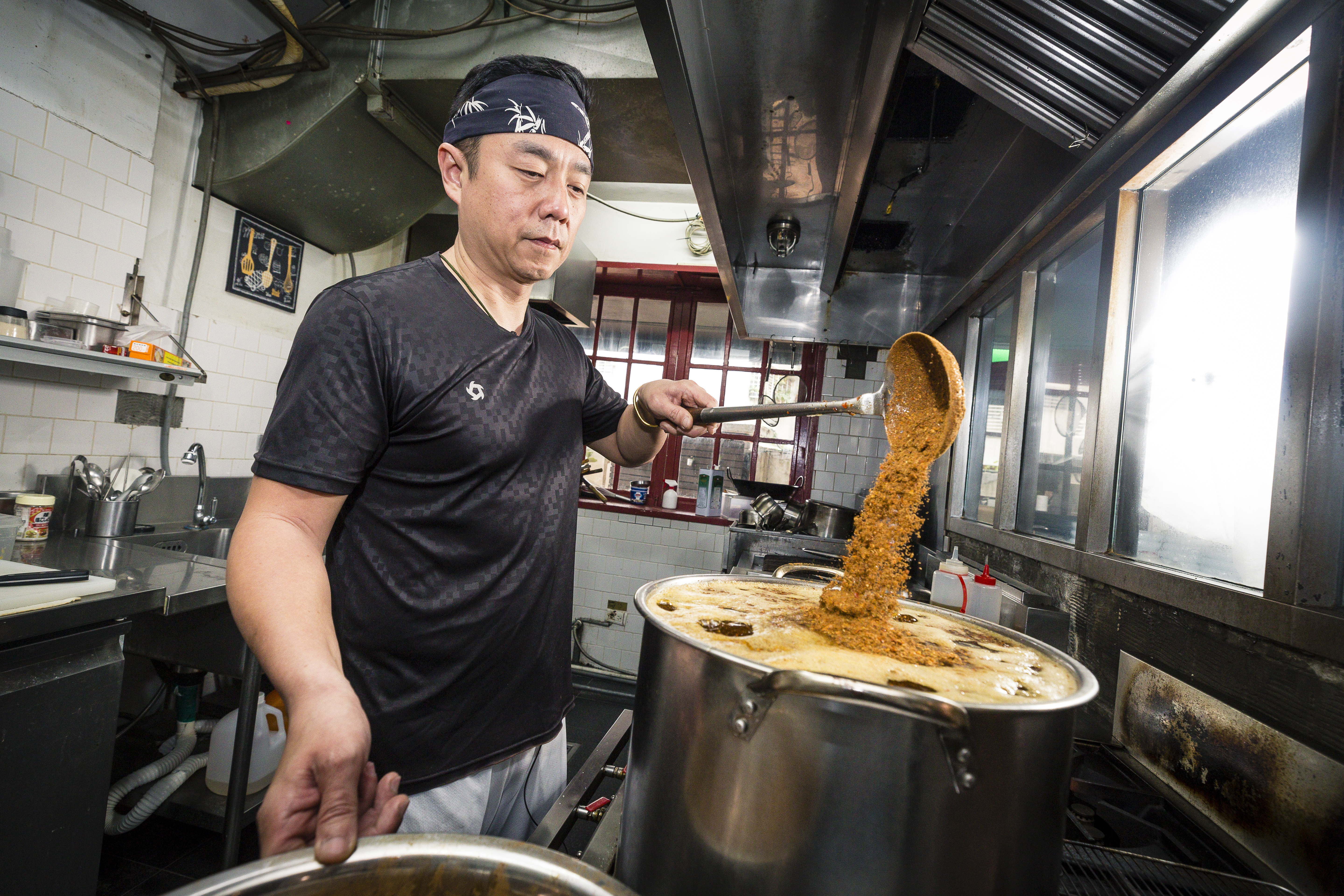 張兆漢出獄後，在朋友建議下搭上當時網路流行的手工醬料風潮，央求父親教他做椒麻醬。