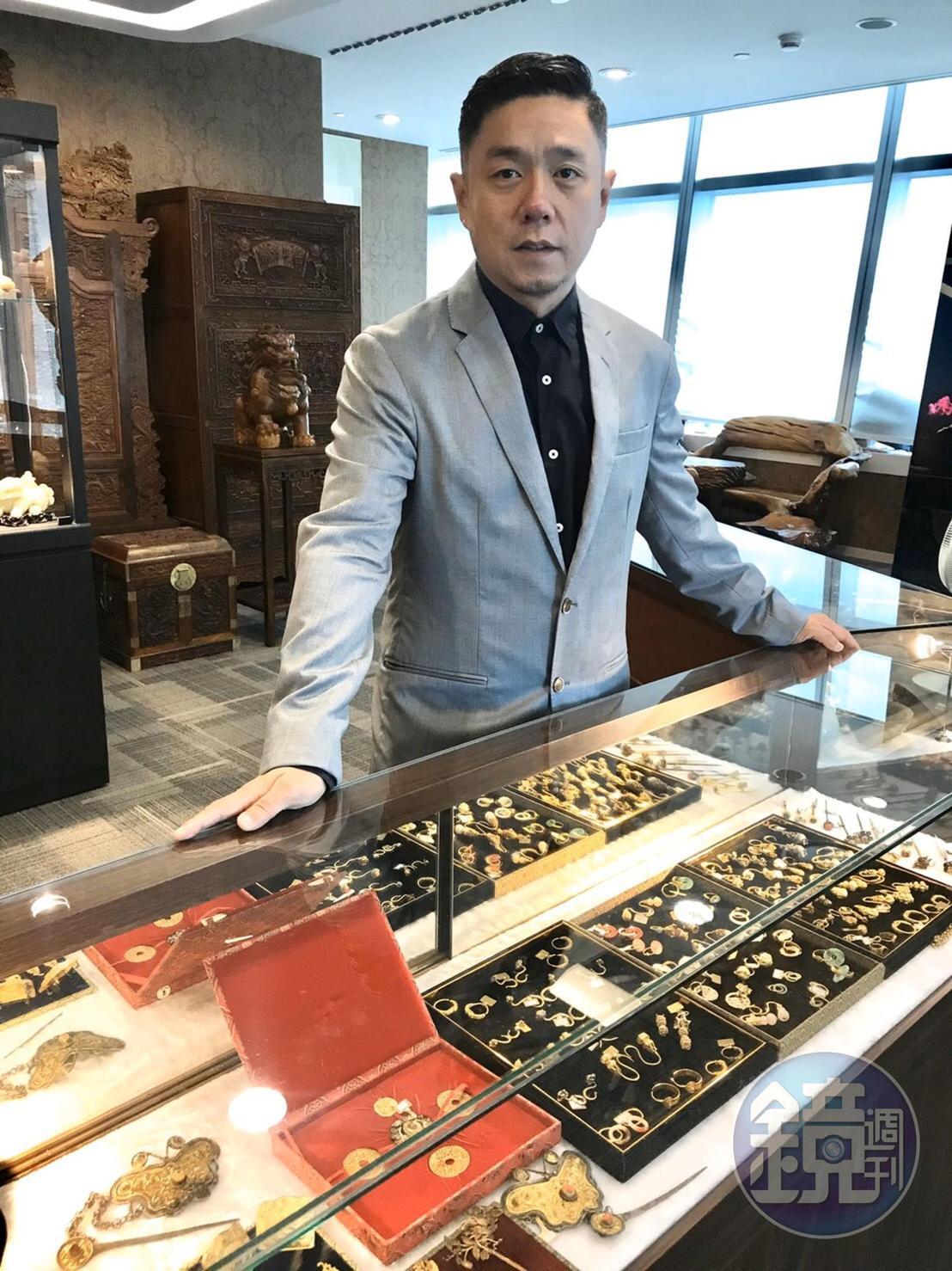 也曾幫經營古董生意的父親賣古董，但天生好動的他，說自己坐不住。（張兆漢提供）