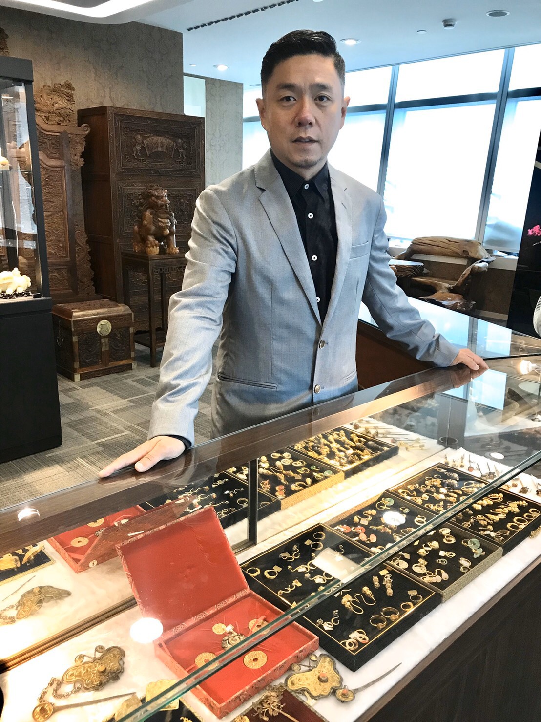 也曾幫經營古董生意的父親賣古董，但天生好動的他，說自己坐不住。（張兆漢提供）