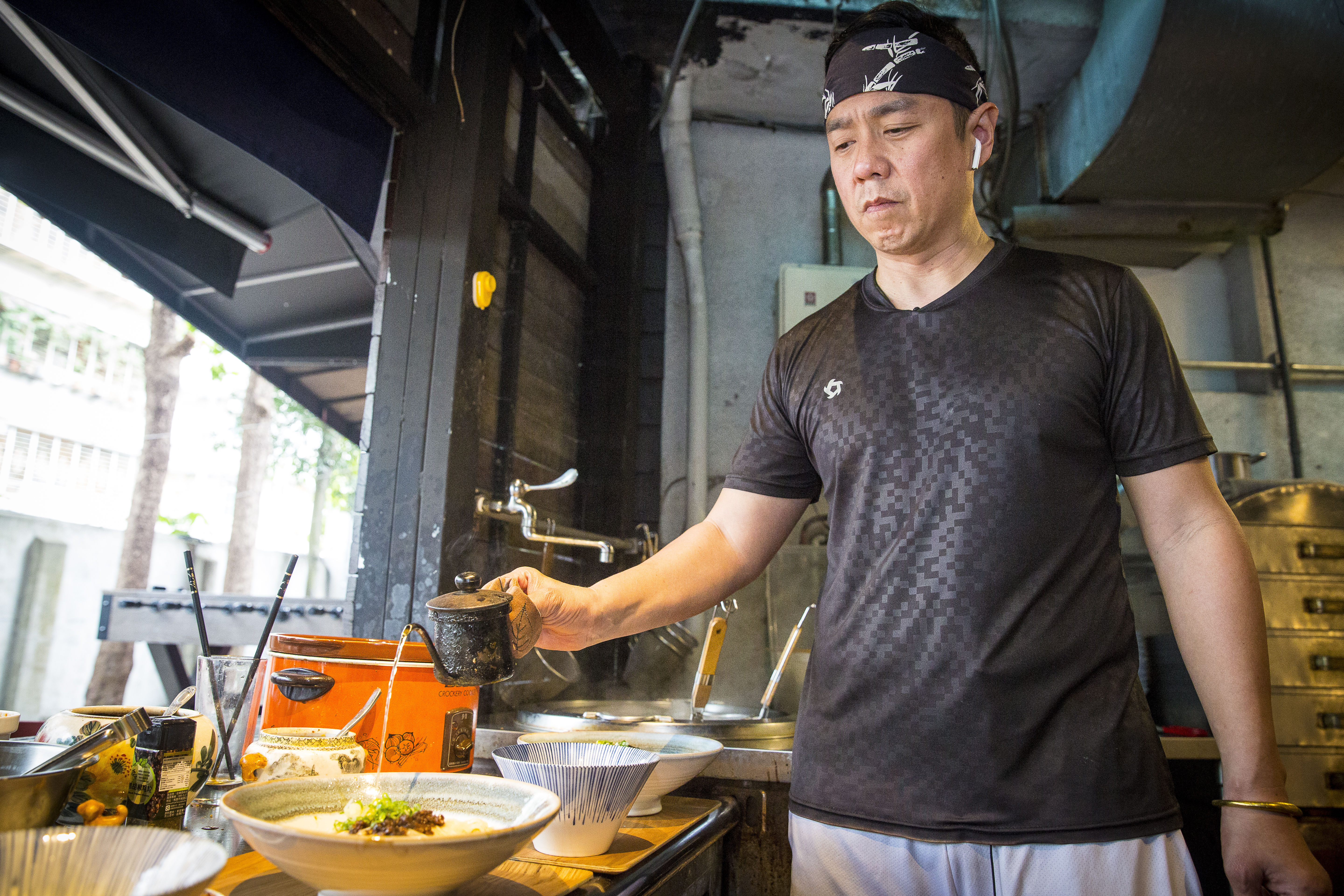 去年7月張兆漢開了實體麵店，只做中午時段。創業初期他壓力大到酗酒。