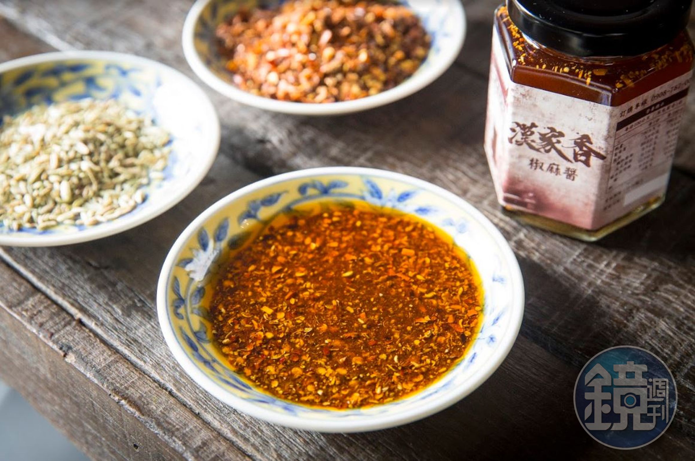 漢家鄉的手工椒麻醬，是網路熱銷醬料，現在則多在店面賣。椒麻醬中有11種香料，層層堆疊出獨特、有尾韻的椒麻香。（椒麻醬／罐190元）
