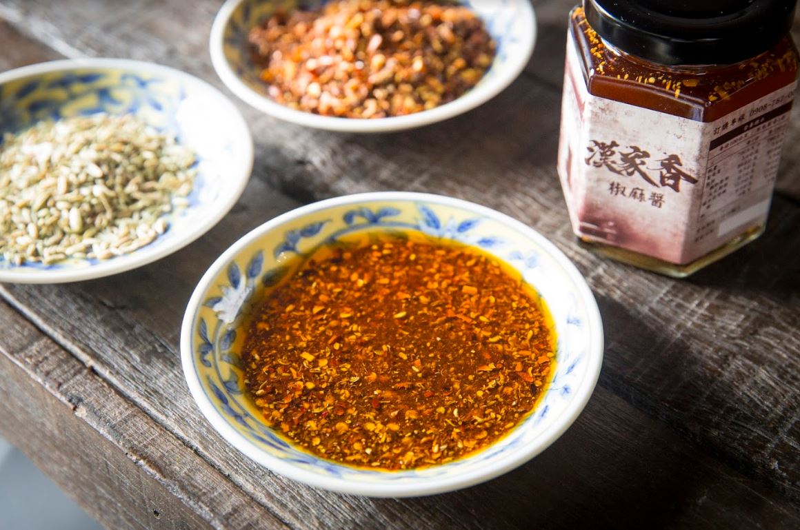 漢家鄉的手工椒麻醬，是網路熱銷醬料，現在則多在店面賣。椒麻醬中有11種香料，層層堆疊出獨特、有尾韻的椒麻香。（椒麻醬／罐190元）