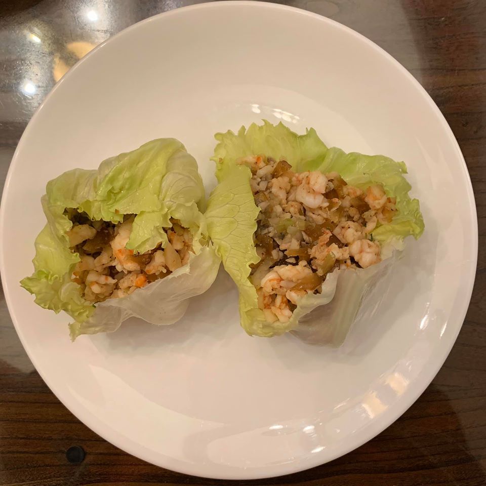 「生菜蝦鬆」是古早名菜「炒鴿鬆」的演進版，很多餐廳都能吃到，自己在家做其實也不難。