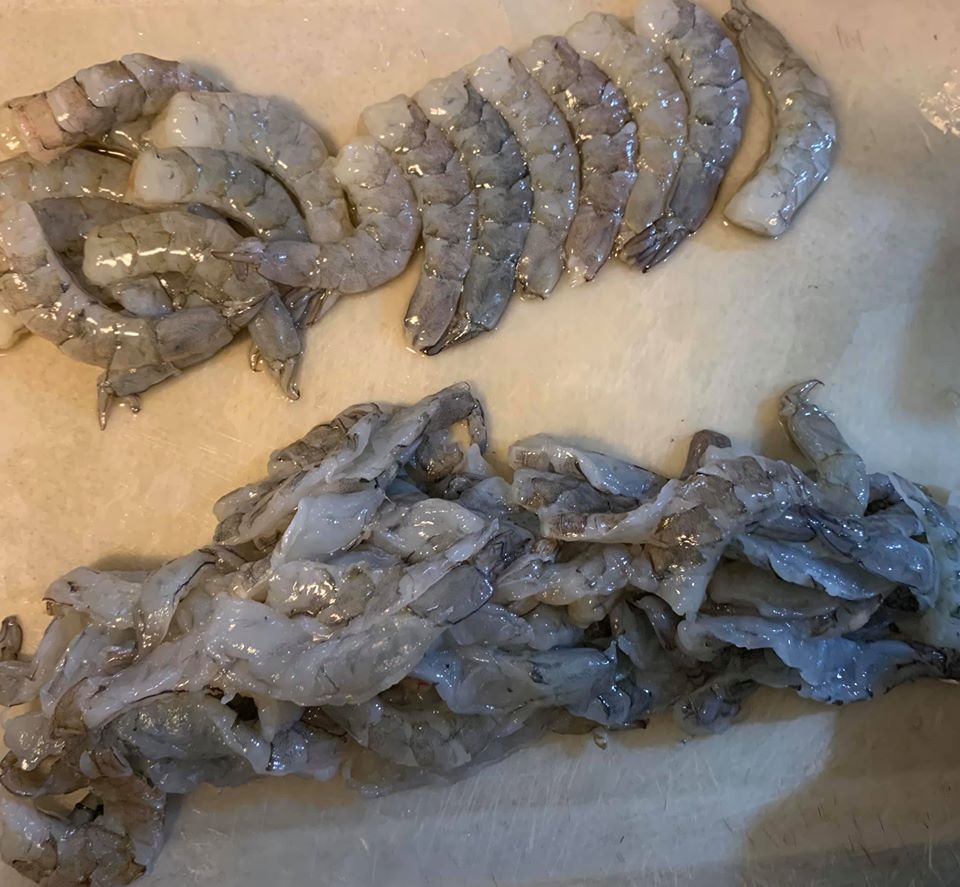 白蝦仁切粒，下方是先平切的蝦仁。