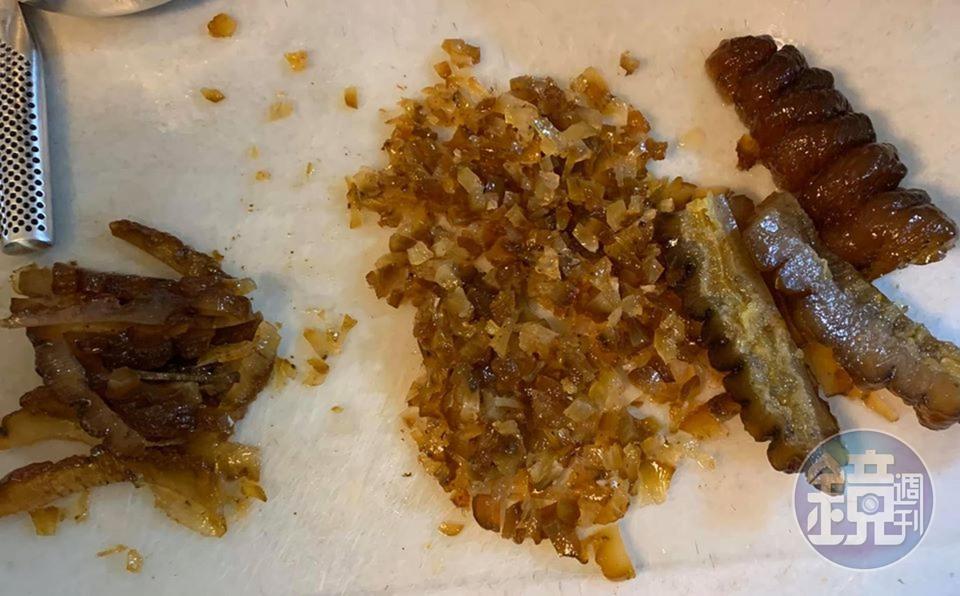海參切粒,先切成左邊的條狀。