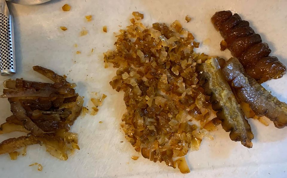 海參切粒，先切成左邊的條狀。