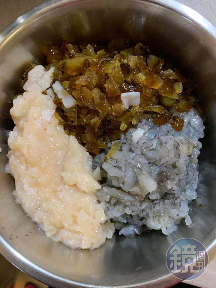 將備妥的海鮮料裝入盆內。