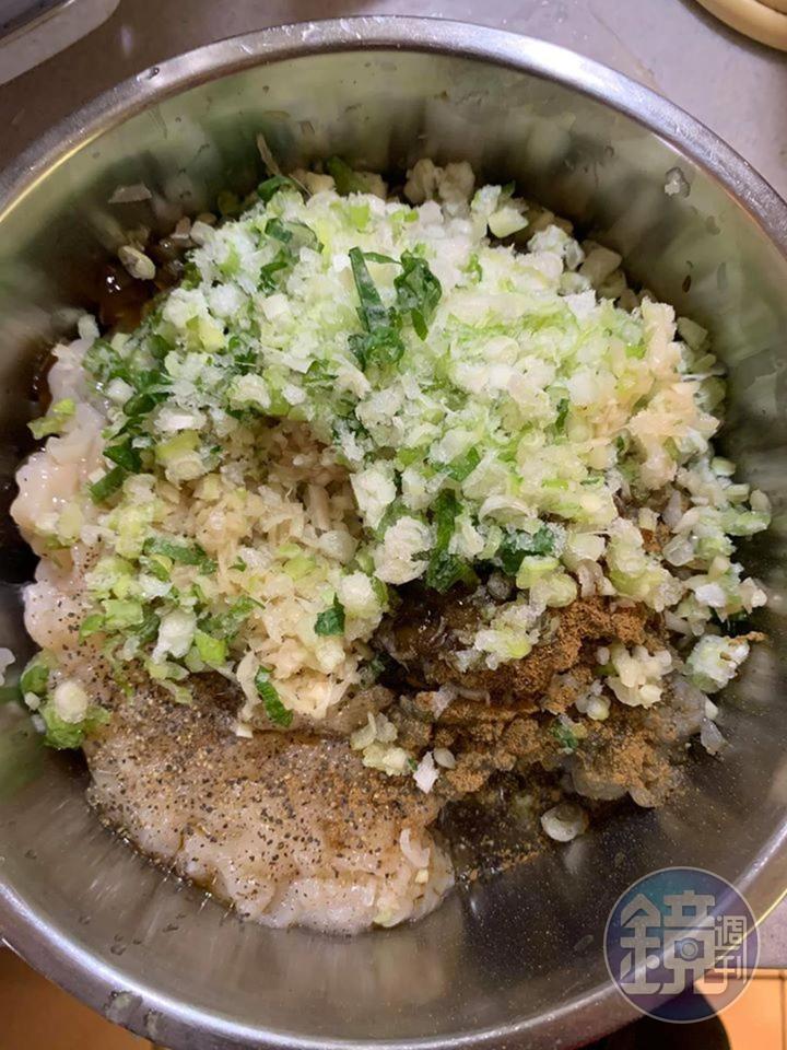 加入香料、醬料、蜂蜜及薑蔥末。