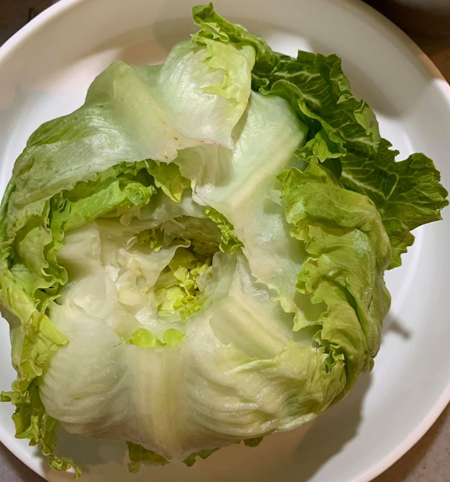 美生菜挖去蒂頭。