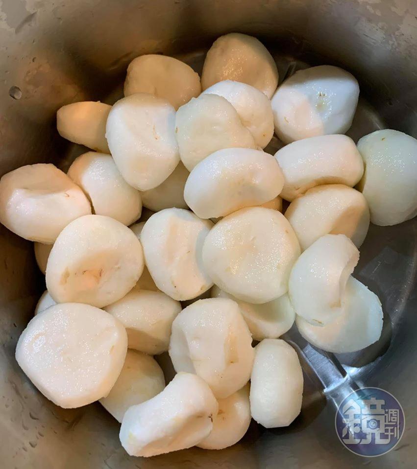 茡薺切片,再切成粒。