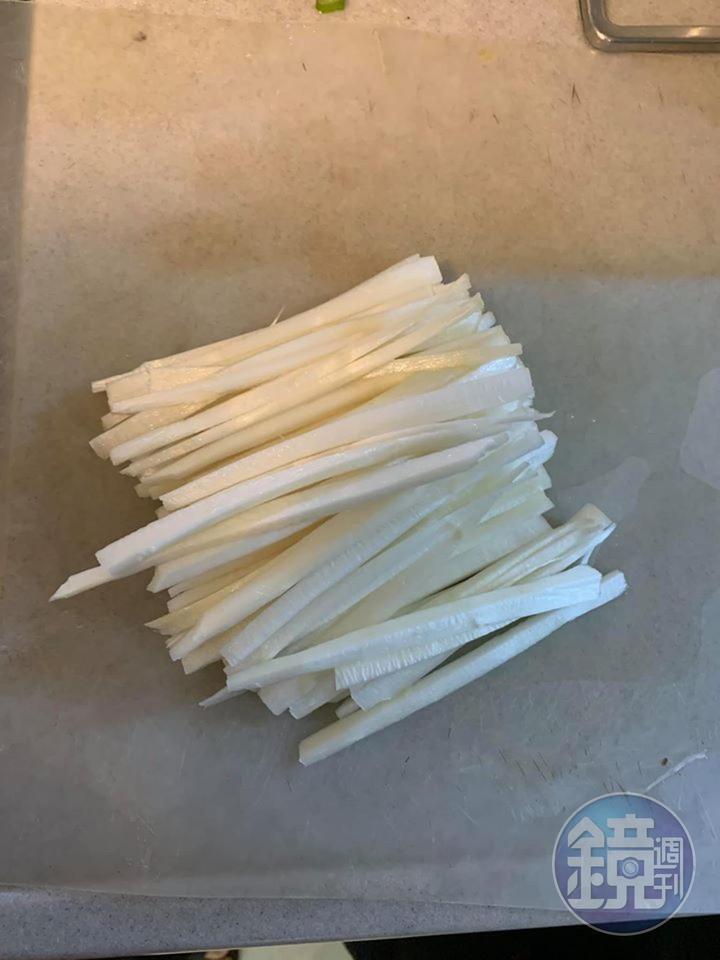 取白蘆筍的後段切成粒。