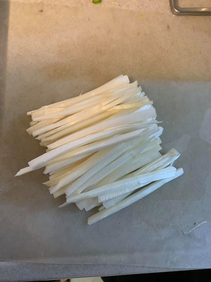 取白蘆筍的後段切成粒。