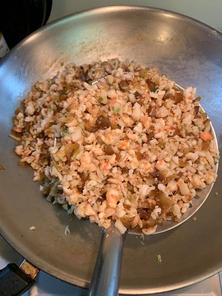 炒蝦鬆也會有點湯汁，起鍋也要瀝乾。瀝出的湯汁極鮮美，千萬不要丟，珍重留下來，我通常用來拌麵當宵夜。