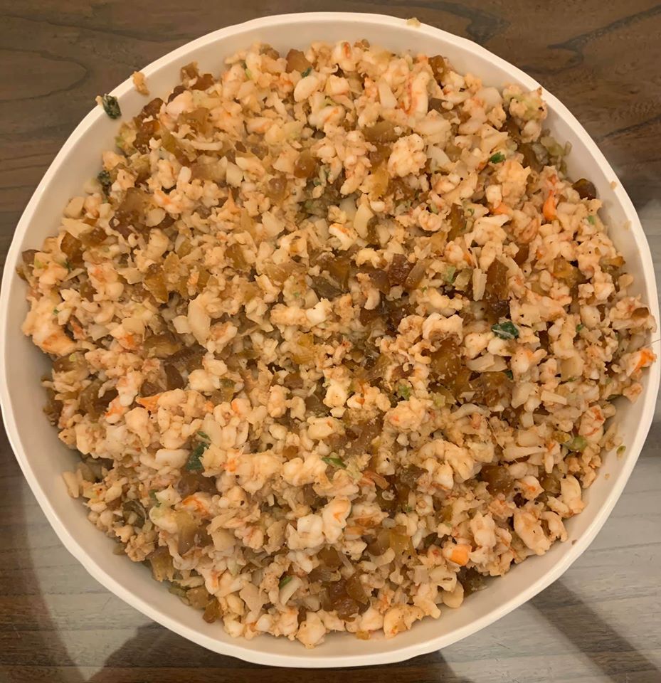 將蝦鬆鋪在蔬菜粒上方，不用拌，因為減肥，這次的版本沒有老油條也沒有饊子。