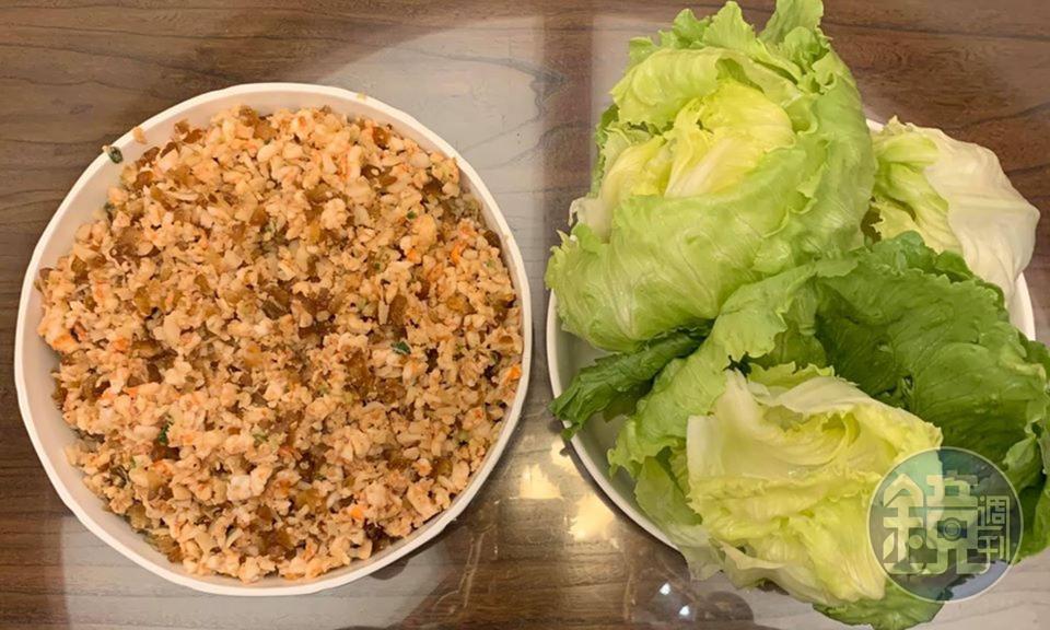生菜與蝦鬆上桌,由下挖起,自取喜歡的分量包入生菜即可享用。