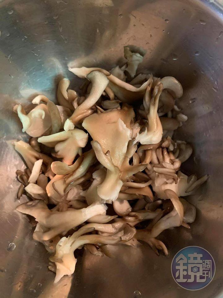 把舞菇洗淨拆開。