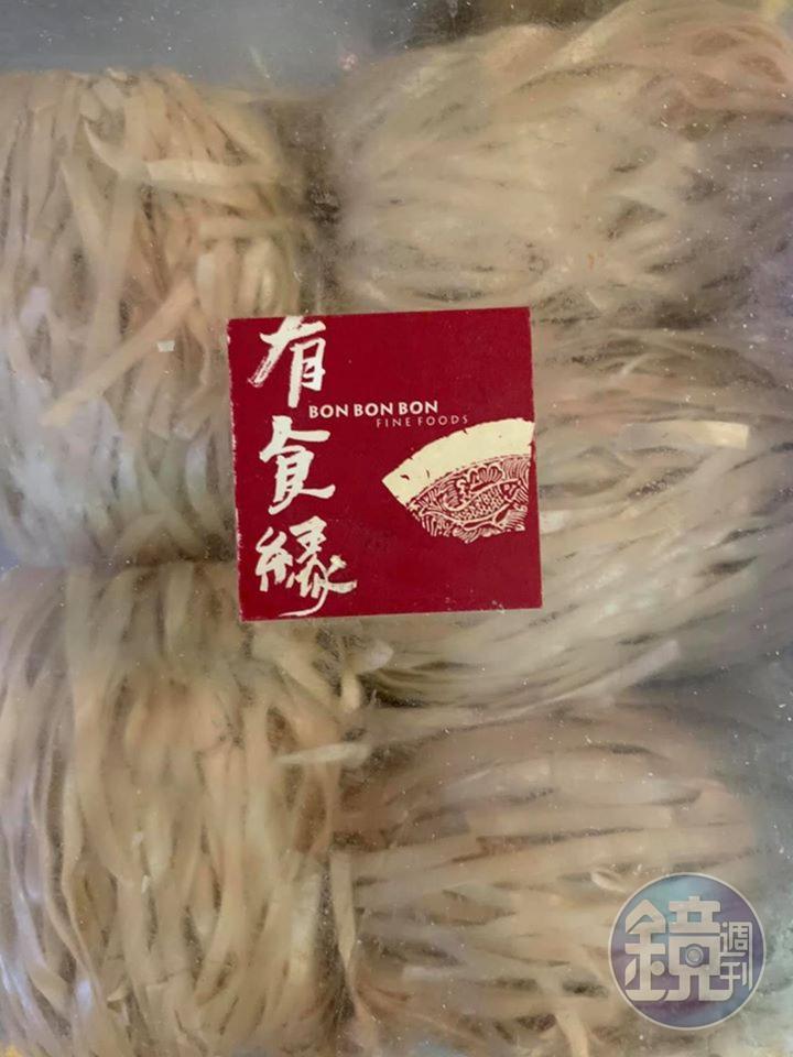 取出冷凍已久的蝦子麵。