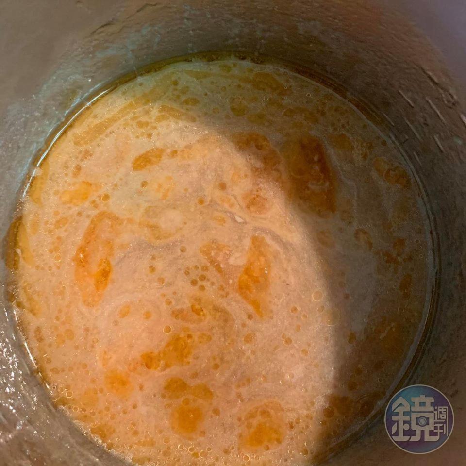 炒蝦鬆留下的精華蝦汁。