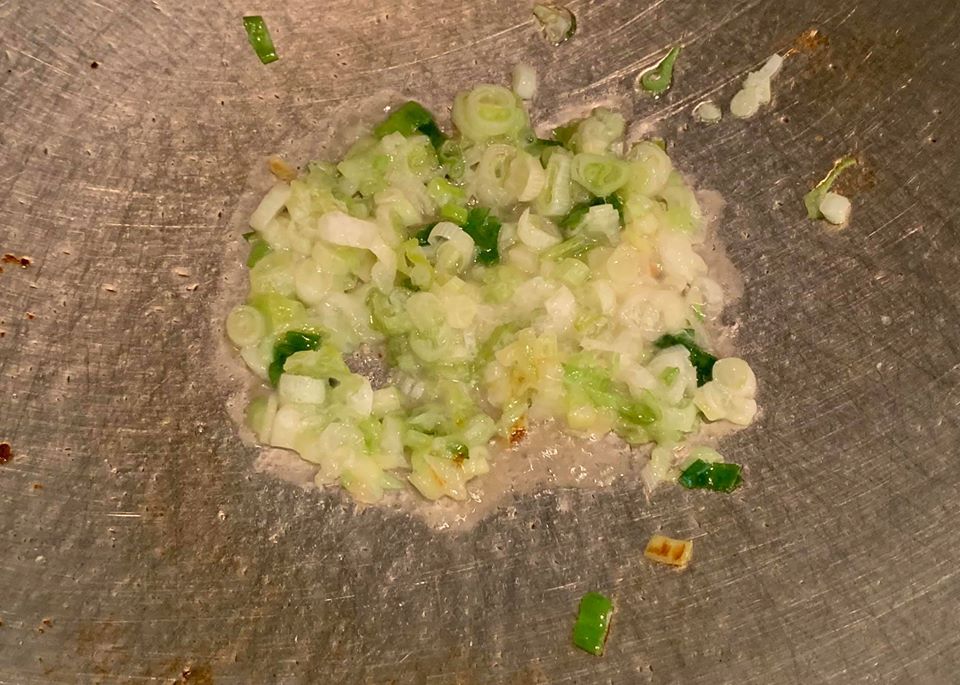 起油鍋，爆香蔥末。
