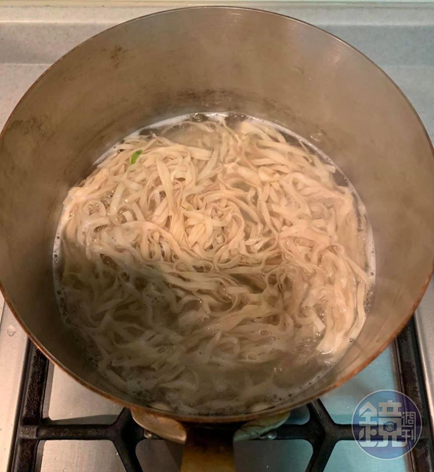 另一鍋燒水煮麵,不需煮太久,等一下還要用湯汁煨麵。