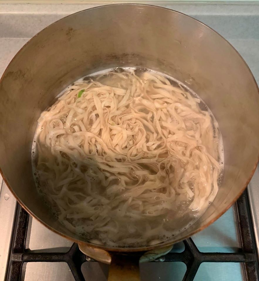 另一鍋燒水煮麵，不需煮太久，等一下還要用湯汁煨麵。