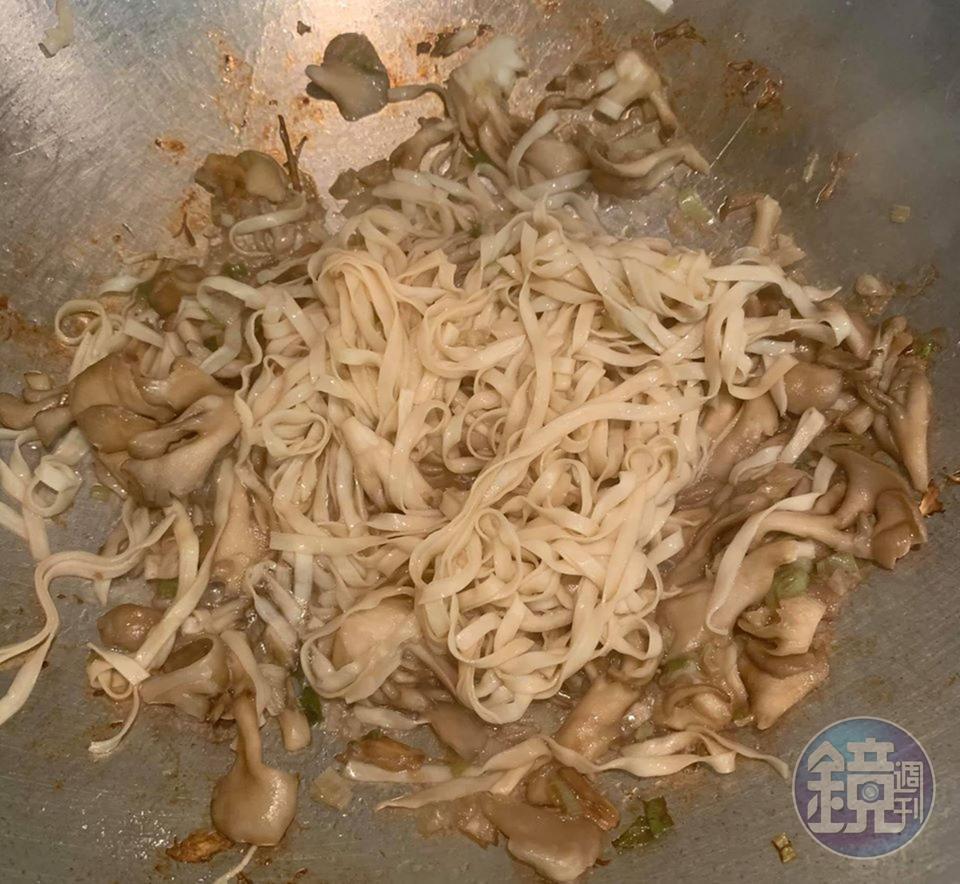 將麵條放入有蔥香舞菇那鍋,拌炒一下。