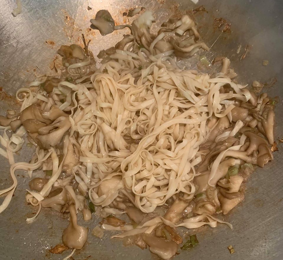 將麵條放入有蔥香舞菇那鍋，拌炒一下。