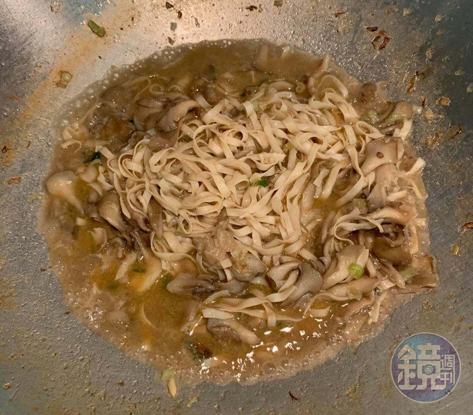 倒入蝦汁,略拌一下。