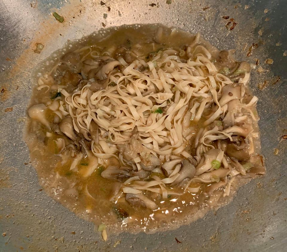 倒入蝦汁，略拌一下。
