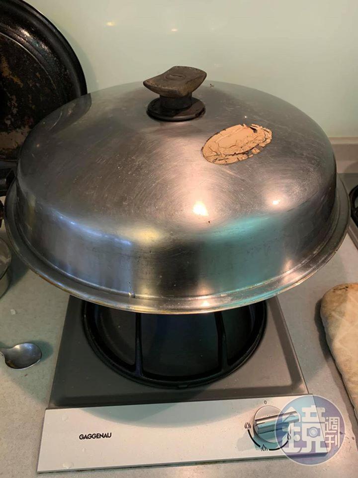 蓋鍋煨麵,讓麵條吸足鮮香蝦汁。