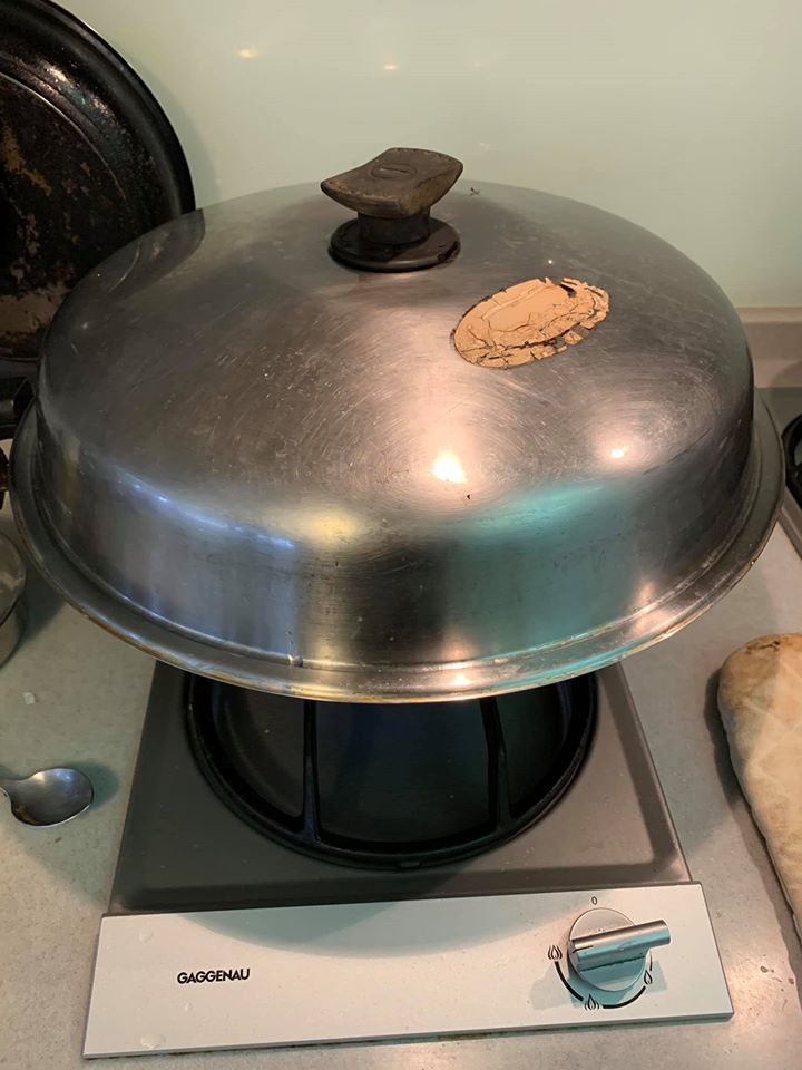 蓋鍋煨麵，讓麵條吸足鮮香蝦汁。