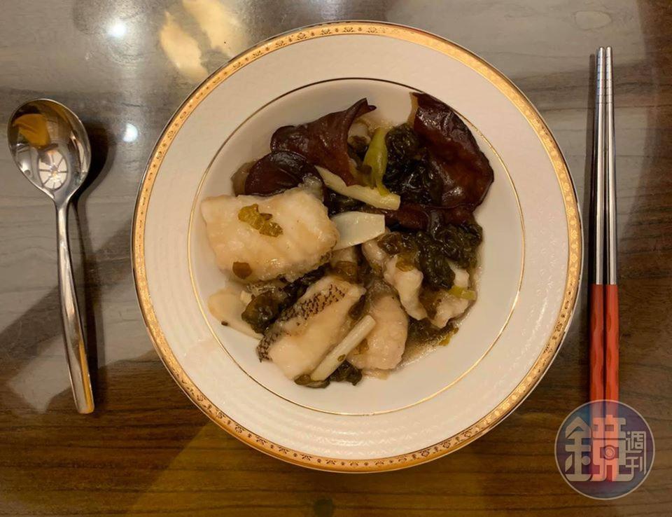 「醋溜木耳燴石斑」鮮嫩溜滑，木耳和雨來菇吸飽湯汁，很夠味。