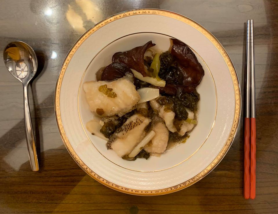 「醋溜木耳燴石斑」鮮嫩溜滑，木耳和雨來菇吸飽湯汁，很夠味。