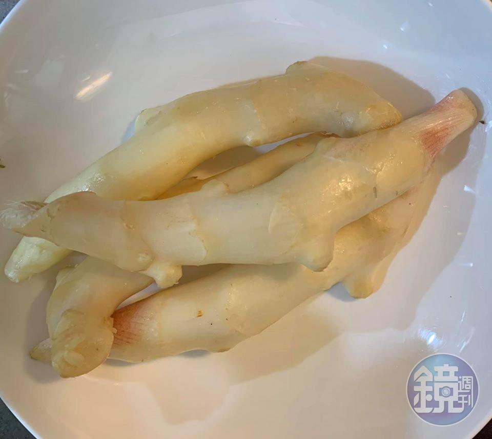 嫩薑削皮備用。