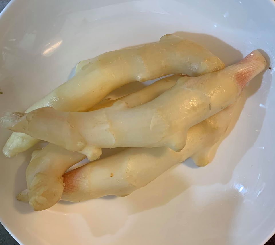 嫩薑削皮備用。