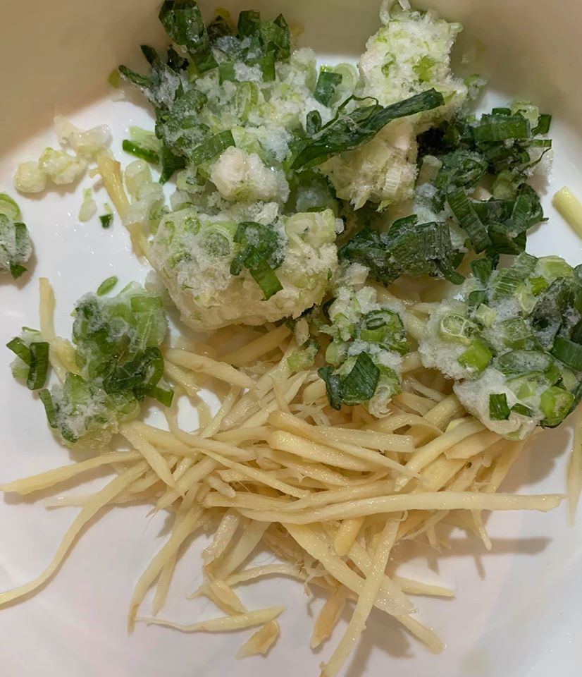 醃魚去腥的薑葱，我直接用平常冷凍切好的葱末。