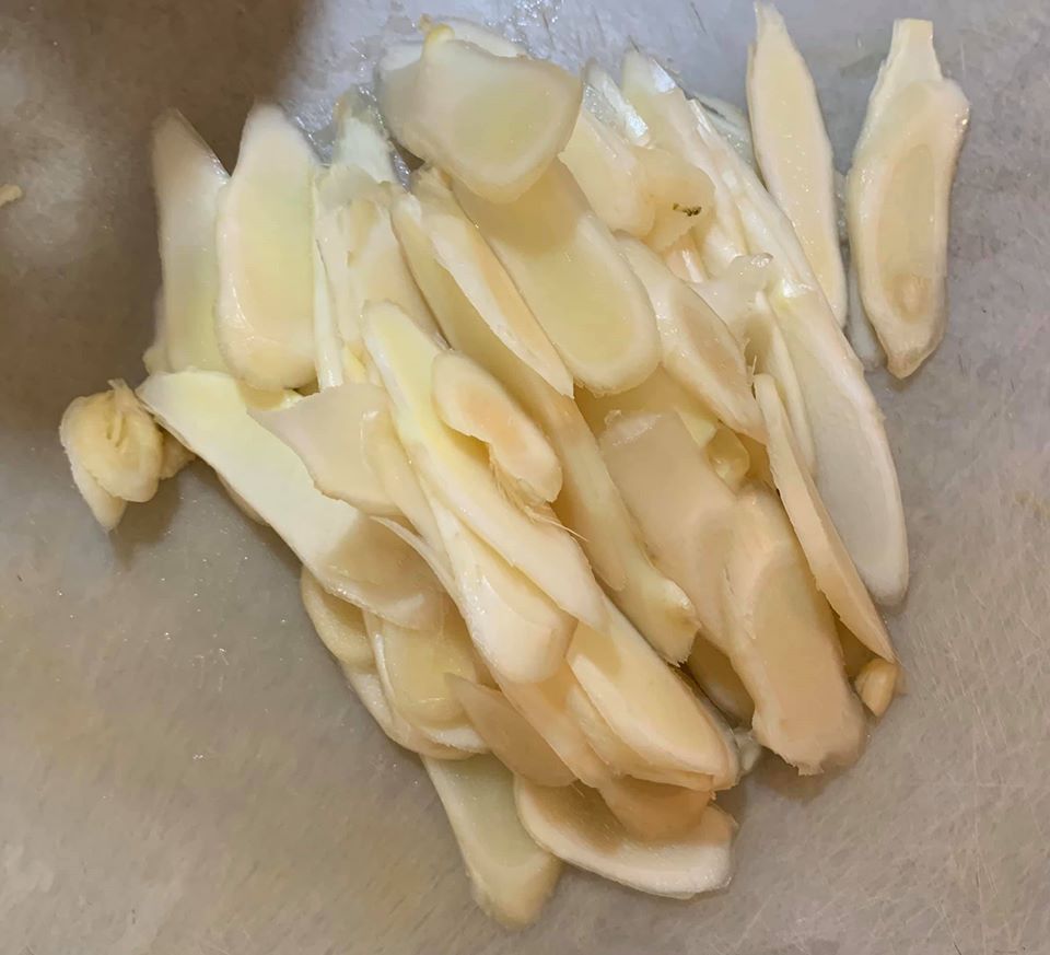 不起眼的嫩薑切片，在味覺上扮演重要角色。