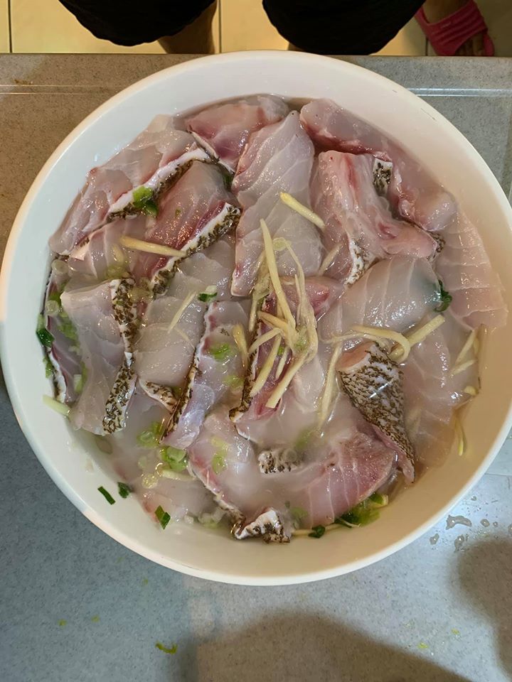 魚片加入米酒、鹽略醃。
