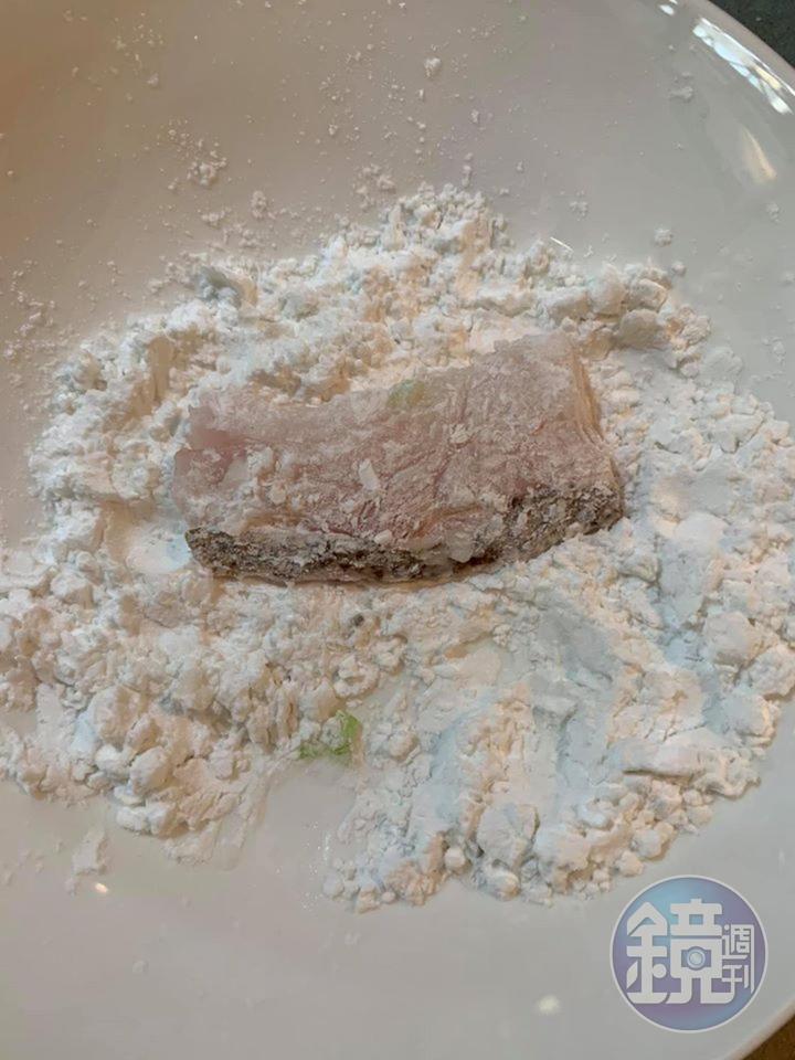 魚片沾上薄薄太白粉。