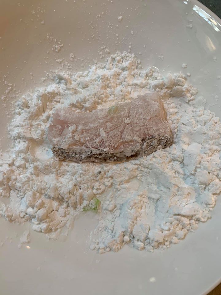魚片沾上薄薄太白粉。